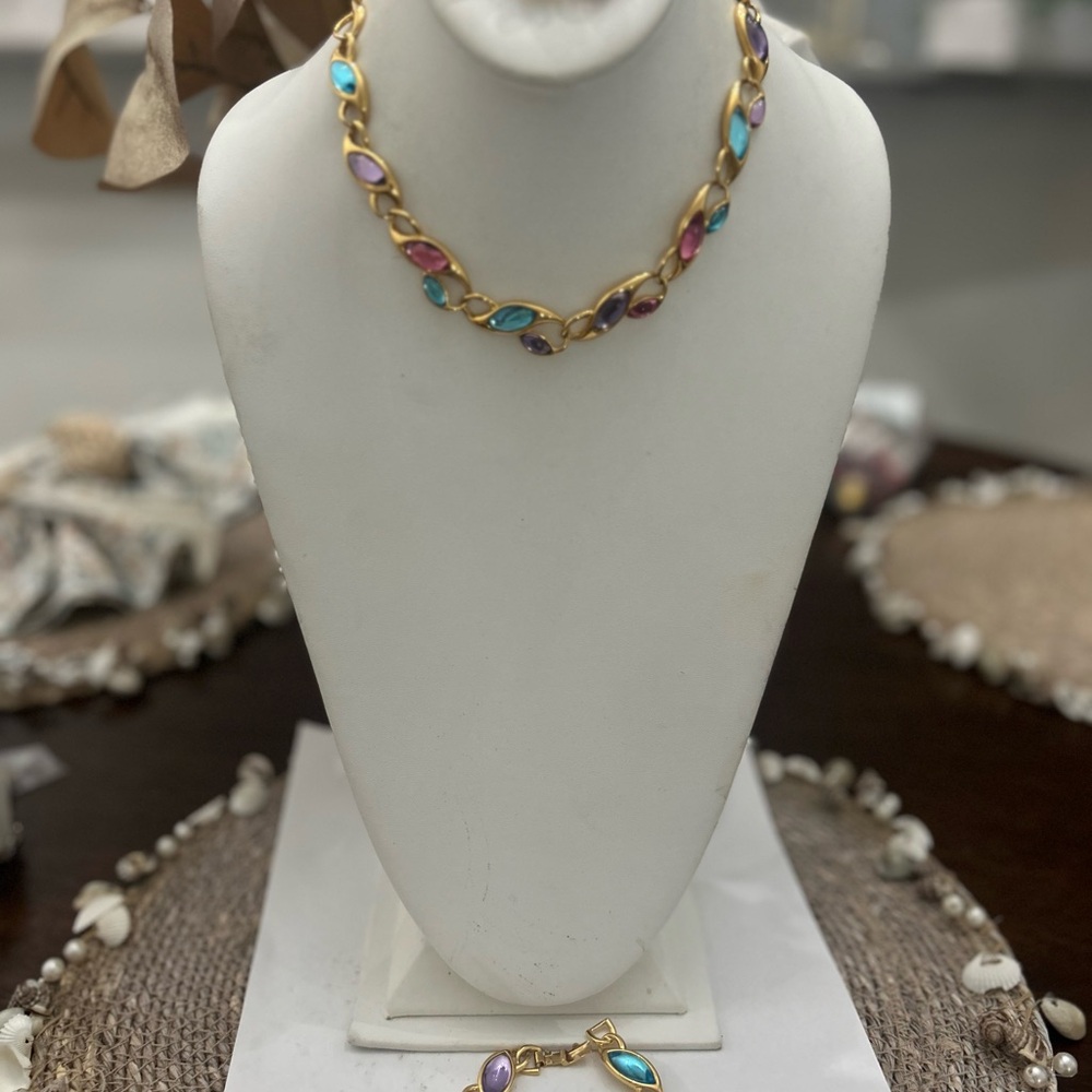 Signed Vintage TRIFARI TM Pastel Link Necklace Bracelet & Brooch Set - Picture 4 of 4